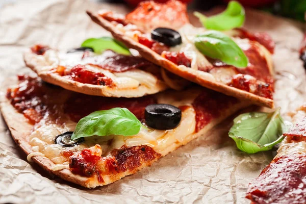 Skivor av pizza pepperoni med Oliver — Stockfoto