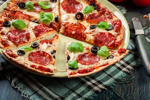 Pizza pepperoni com azeitonas servidas — Fotografia de Stock