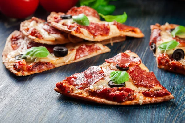 Skivor av pizza pepperoni med Oliver — Stockfoto