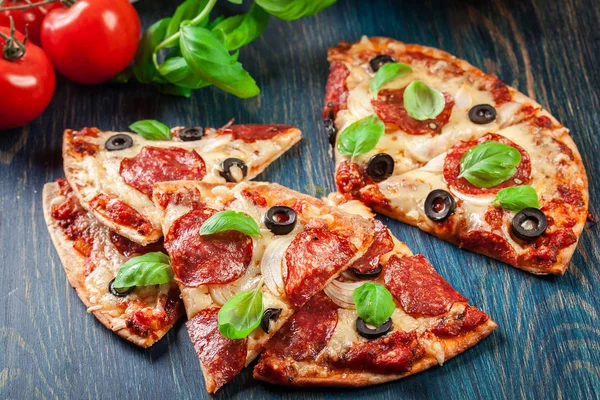Plasterki Pepperoni pizza z oliwkami — Zdjęcie stockowe