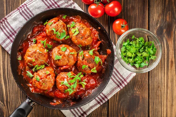 Polpette di maiale con salsa di pomodoro piccante — Foto Stock