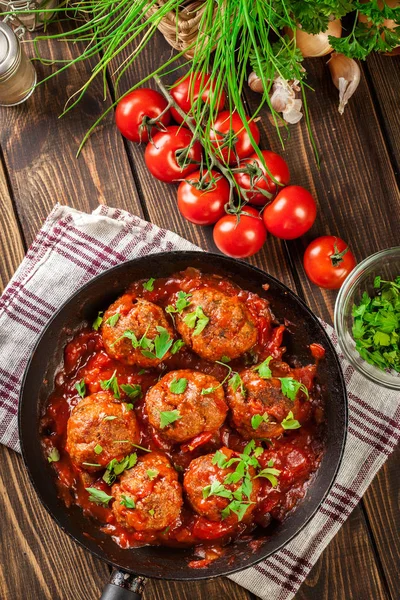 Schweinefleischbällchen mit würziger Tomatensauce — Stockfoto