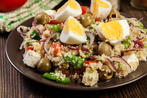 Ensalada fresca con cuscús y huevos — Foto de Stock