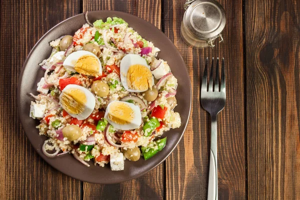 Salada fresca com cuscuz e ovos — Fotografia de Stock