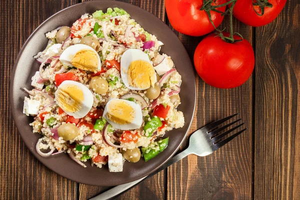 Salada fresca com cuscuz e ovos — Fotografia de Stock