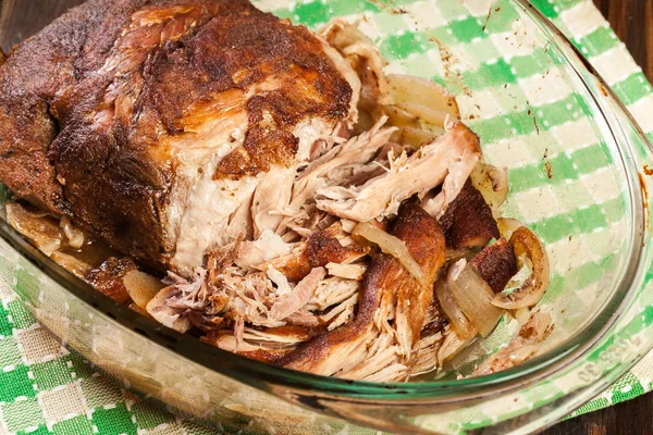 Langsam gekochte Schweineschulter mit Zwiebeln und Knoblauch — Stockfoto