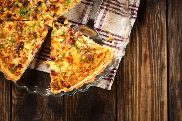 Trozos de quiche lorraine con tocino y queso — Foto de Stock