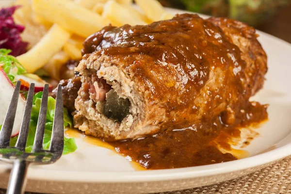 Schweineroulade mit Pommes mit Salat — Stockfoto