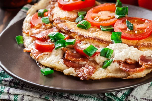 Omelette mit Speck und Tomaten — Stockfoto