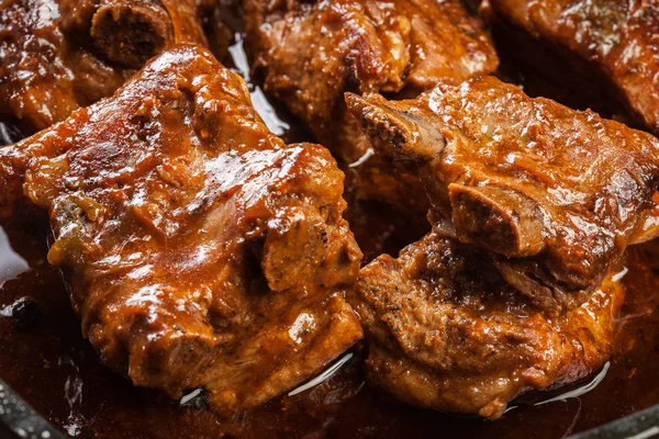 Costillas de cerdo de repuesto en el plato en salsa propia — Foto de Stock