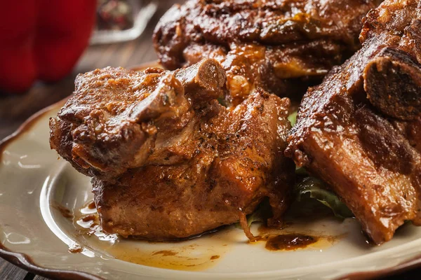 Costelas de porco servidas em um prato — Fotografia de Stock