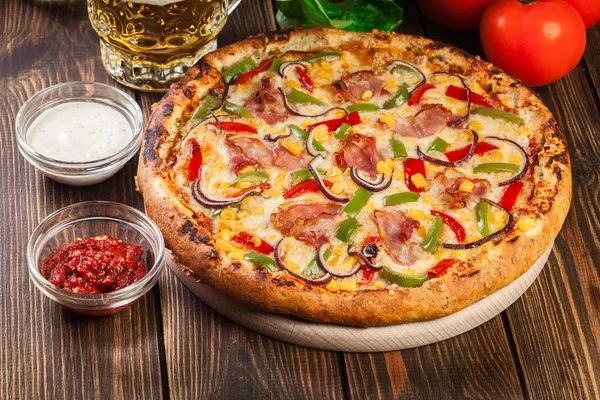 Ev yapımı pizza sosis, kırmızı biber ve Mısır ile — Stok fotoğraf