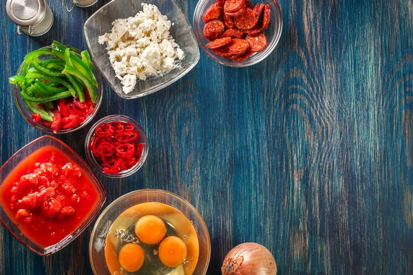 Ингредиенты для приготовления фриттаты - яйца, колбасный хоризо, красный — стоковое фото