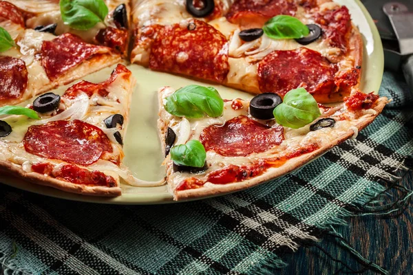 Pizza pepperoni med Oliver serveras — Stockfoto