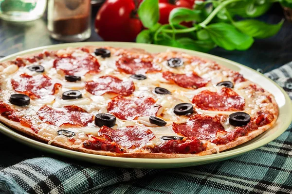 Pepperoni Pizza z oliwkami serwowane — Zdjęcie stockowe
