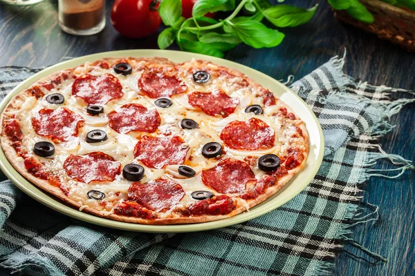 Pizza pepperoni med Oliver serveras — Stockfoto