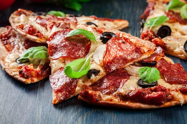 Plasterki Pepperoni pizza z oliwkami — Zdjęcie stockowe