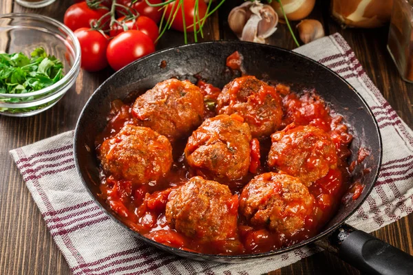 Schweinefleischbällchen mit würziger Tomatensauce — Stockfoto