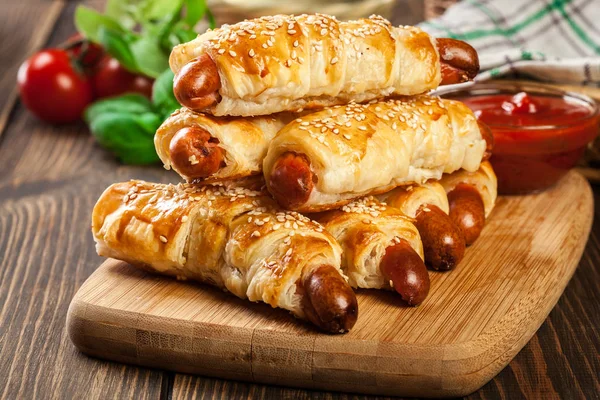 Walcowane hot dog kiełbasy pieczone w ciasto francuskie — Zdjęcie stockowe