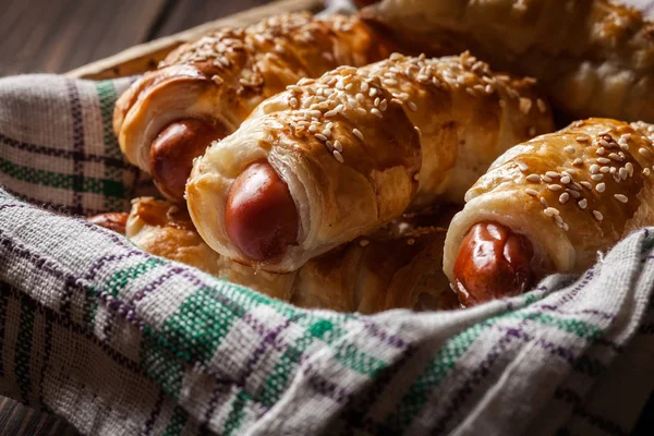 Walcowane hot dog kiełbasy pieczone w ciasto francuskie — Zdjęcie stockowe