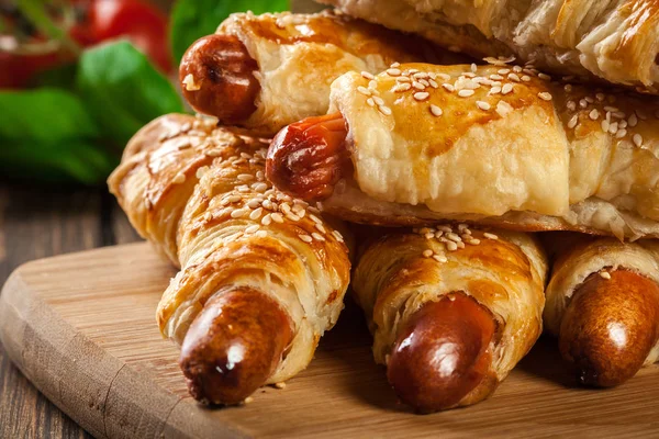 Walcowane hot dog kiełbasy pieczone w ciasto francuskie — Zdjęcie stockowe