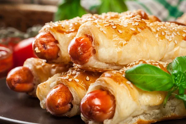 Gerold hotdog worstjes in bladerdeeg gebakken — Stockfoto