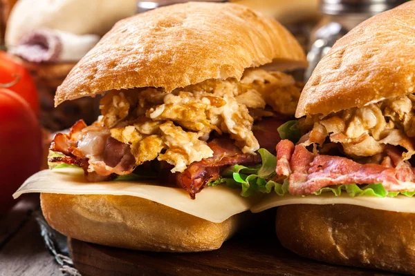Ciabatta sandwich with smoked bacon and eggs — Stock Photo, Image