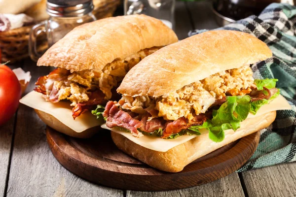 Sanduíche de Ciabatta com bacon defumado e ovos — Fotografia de Stock