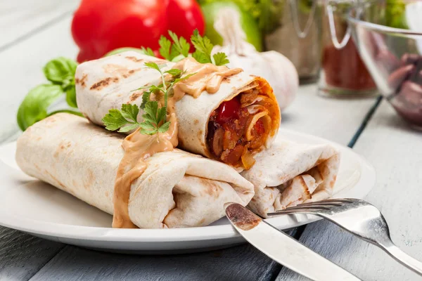 Burritos mexicanos envolve com carne picada, feijão e legumes — Fotografia de Stock