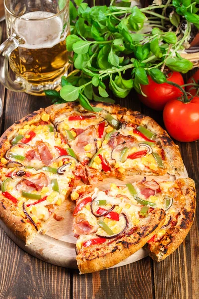 Ev yapımı pizza sosis, kırmızı biber ve Mısır ile — Stok fotoğraf