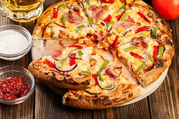 Pizza caseira com bacon, páprica e milho — Fotografia de Stock