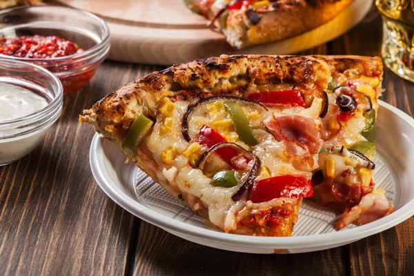 Fatias de pizza com bacon, páprica e milho — Fotografia de Stock