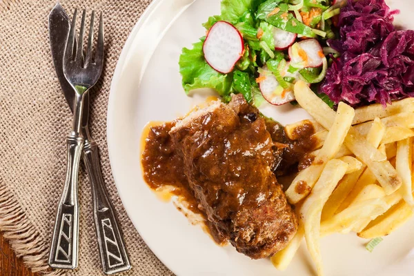 Roulade de porc aux frites avec salade — Photo