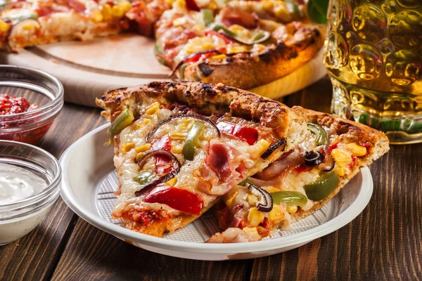 Кусочки пиццы с беконом, паприкой и кукурузой — стоковое фото