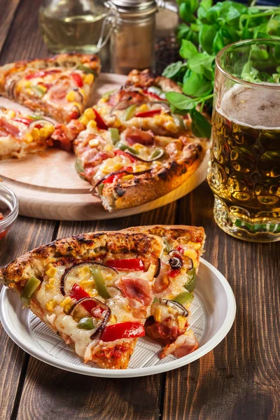 Dilim pizza sosis, kırmızı biber ve Mısır ile — Stok fotoğraf