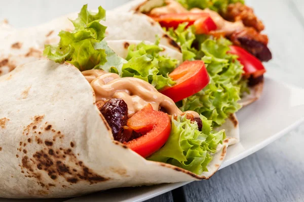 Tortilla com recheio de carne picada e feijão — Fotografia de Stock