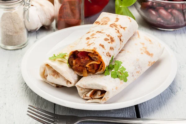 Mexické burritos zábaly s mletým masem, fazolemi a zeleninou — Stock fotografie