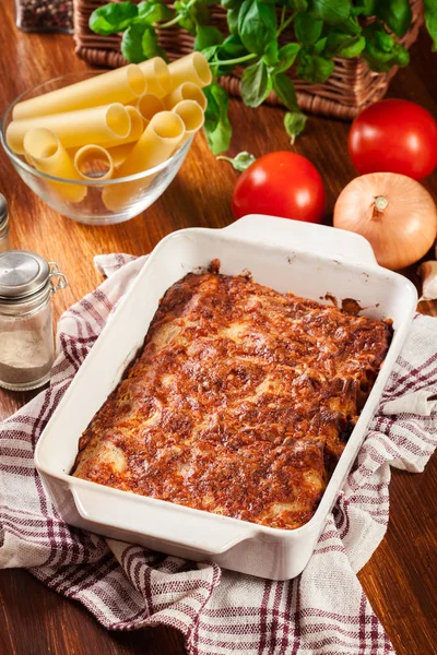 Pieczone makaron cannelloni włoski w naczynia żaroodpornego — Zdjęcie stockowe