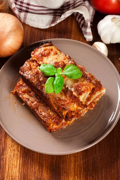 Canelone assado com carne picada e molho bechamel em um prato — Fotografia de Stock