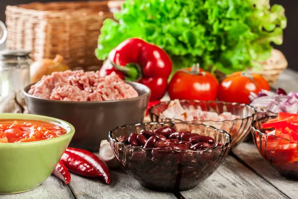 Ingredience pro přípravu chilli con carne. Mleté maso, papr — Stock fotografie