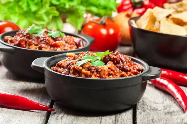 Tigelas de chili quente con carne com carne moída, feijão, tomate e milho — Fotografia de Stock