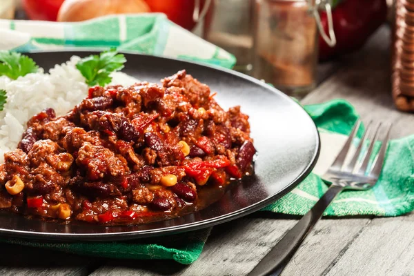 Hot chili con carne kıyma, fasulye, domates ve Mısır ile pilav ile servis — Stok fotoğraf