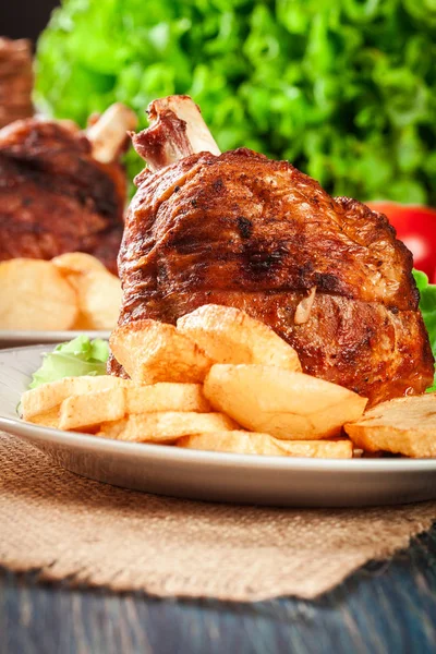 Nudillo de pavo asado con rodajas de patata frita — Foto de Stock