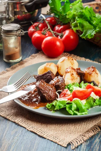 Varkensvlees vlees stoofpotje, geserveerd met aardappelen en groente salade — Stockfoto