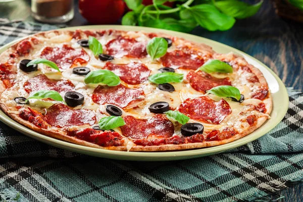 Pizza pepperoni met olijven geserveerd — Stockfoto