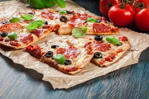 Výseče pepperoni pizza s olivami — Stock fotografie