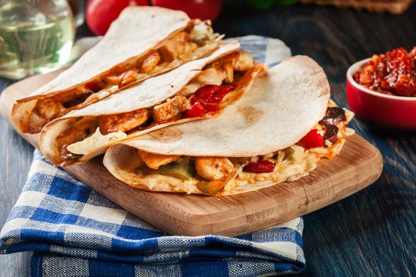チキン、ソーセージ チョリソ、赤唐辛子をメキシコのケサディーヤ — ストック写真