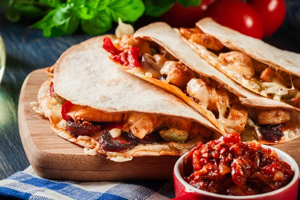 Mexican Quesadilla tavuk, chorizo sosis ve kırmızı biber ile — Stok fotoğraf