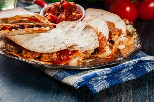 Quesadilla mexicano com frango, chouriço de salsicha e pimenta vermelha — Fotografia de Stock