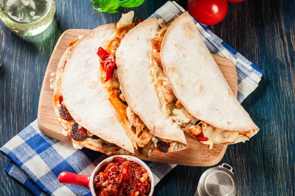 Quesadilla mexicano com frango, chouriço de salsicha e pimenta vermelha — Fotografia de Stock